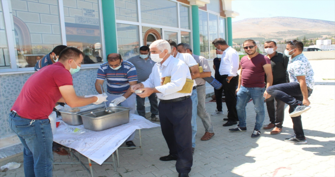 Yunak'ta esnaf tarafından aşure ikramı yapıldı