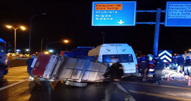 Aksaray'da mevsimlik işçileri taşıyan minibüs tırla çarpıştı, 17 kişi yaralandı
