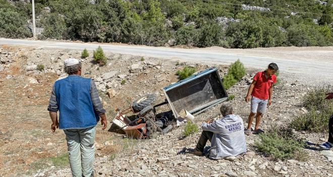 Akseki'de devrilen traktörün sürücüsü yaralandı 
