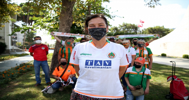 Alanyaspor'un yabancı taraftarları, aşı olmalarına rağmen PCR testi istenmesine tepkili