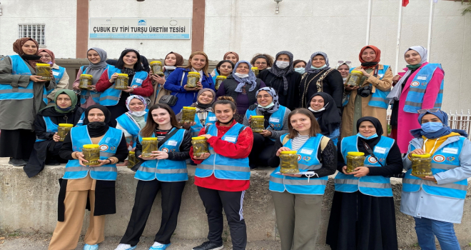 Ankara'da yaşayan 30 genç kız Çubuk'ta turşu yapımını öğrendi 