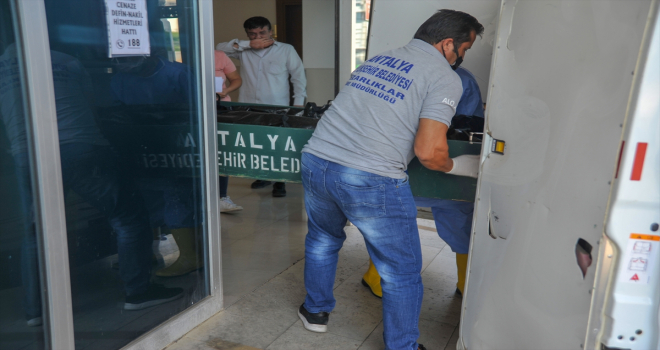 Antalya'da arkadaşının evinde ölü bulunan kadının cenazesi yakınlarına teslim edildi