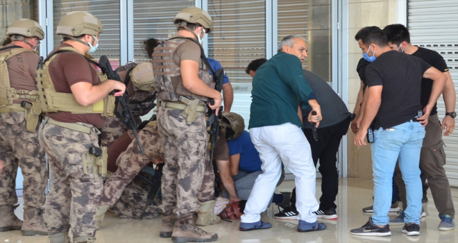Antalya'da iş arkadaşını bıçakla rehin alıp yaralayan garson gözaltına alındı