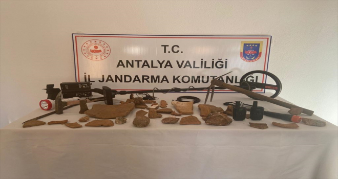 Antalya'da kaçak kazı yapan 3 kişi suçüstü yakalandı