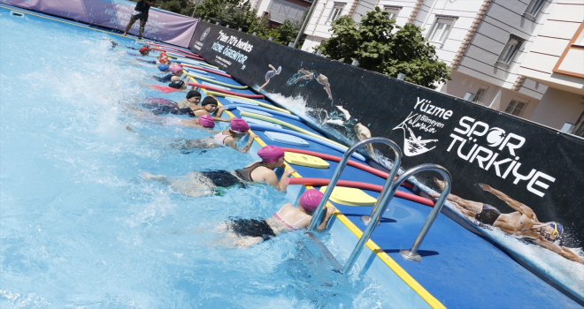 Antalya'da projeye dahil edilen 100 bin çocuk yüzme öğrendi