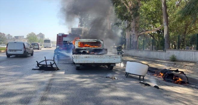 Antalya'da seyir halindeki kamyonette yangın çıktı