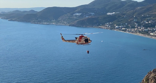 Antalya’da yamaç paraşütüyle kayalıklara düşen kişi kurtarıldı
