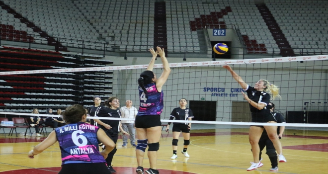 Antalya'daki kurumlar arası kadın voleybol turnuvası sona erdi