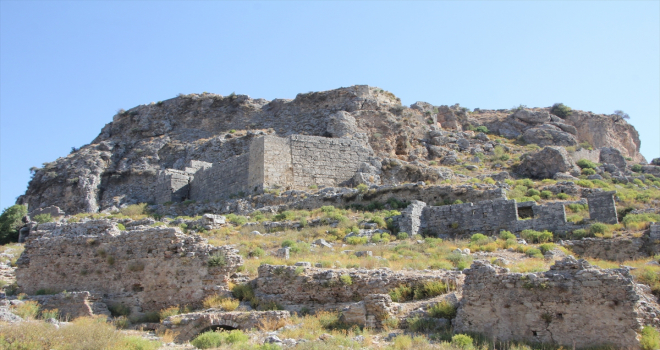 Antalya'daki Sillyon Antik Kenti'nde demirci ve bıçak atölyesi bulundu