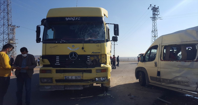 Eskişehir'de tır ile işçi servisi çarpıştı: 15 kişi yaralandı