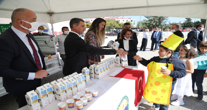 Gölbaşı Belediye Başkanı Şimşek'ten küçük öğrencilere ziyaret 