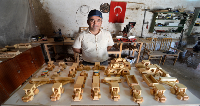 Hobisi tutkuya dönüşünce köyüne dönüp ahşap oyuncak atölyesi kurdu