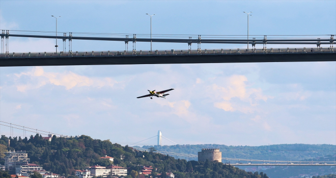 İtalyan gösteri pilotu Dario Costa, kırdığı dünya rekorunu İstanbul Boğazı'ndaki şovuyla kutladı