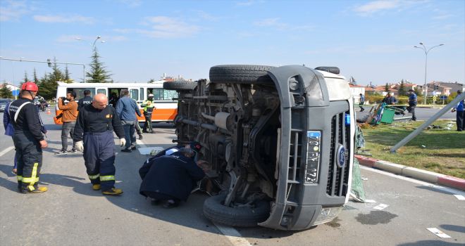 Karaman'da ambulansla dolmuşun çarpışması sonucu biri ağır 10 kişi yaralandı
