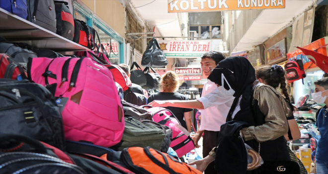 Kayseri'nin çarşılarında okul alışverişi yoğunluğu yaşanıyor 