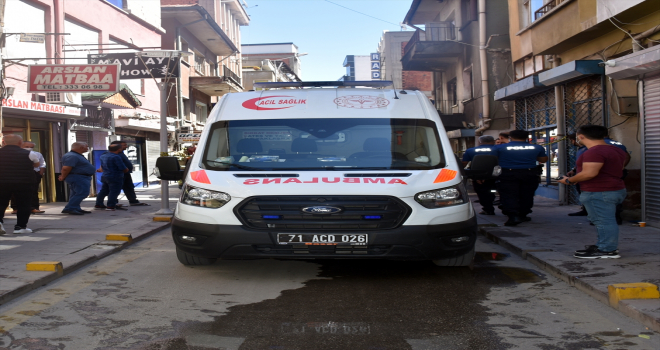 Kırıkkale'de evde çıkan yangında 2 kişi dumandan etkilendi