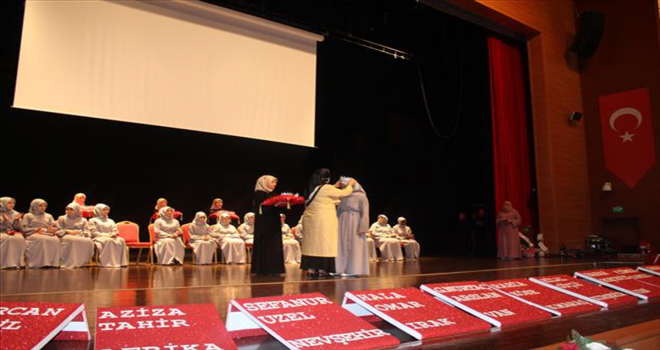 Kırşehir'de hafızlık eğitimini tamamlayan 20 öğrenci diplomalarını aldı