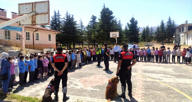 Konya'da 560 jandarma personeli aynı anda 630 okulda güvenlik çalışması yaptı