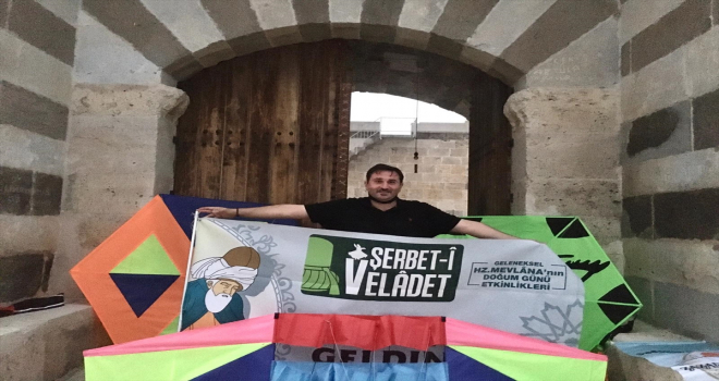 Konya'da Hz. Mevlana için uçurtma gösterisi