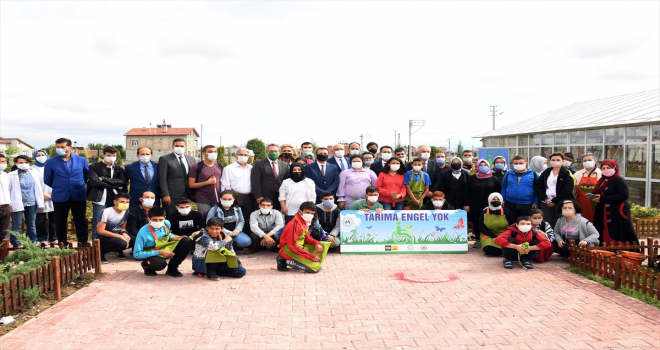 Konya'da özel öğrenciler elleriyle diktikleri sebzelerin hasadını yaptı