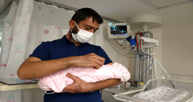 Kovid-19'a yakalanan anne sezaryenle alınan bebeğine kavuşmayı bekliyor