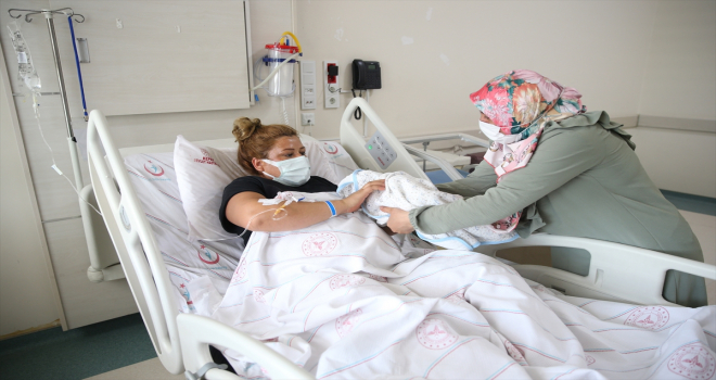 Kovid-19'a yakalandığı hamilelik sürecinde aşısını yaptıran kadın bebeğini kucağına aldı