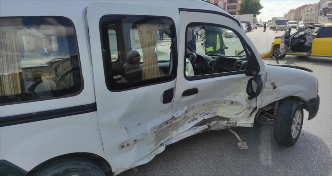 Kulu'da ticari taksi ile hafif ticari araç çarpıştı: 2 yaralı