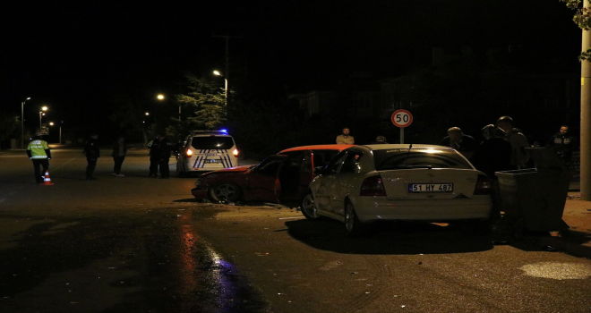 Niğde'de 3 otomobilin karıştığı kazada 7 kişi yaralandı