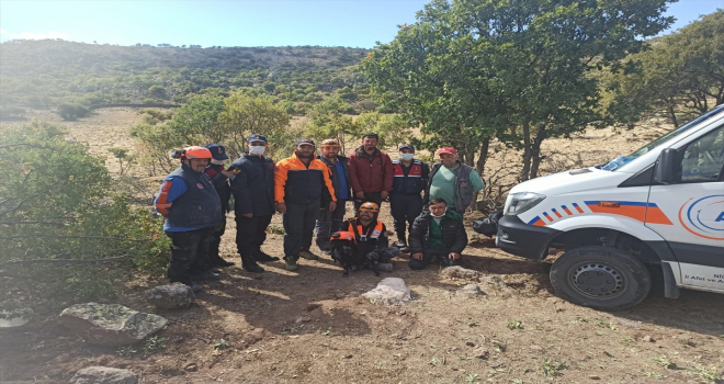 Niğde'de kayalıklarda mahsur kalan oğlak kurtarıldı