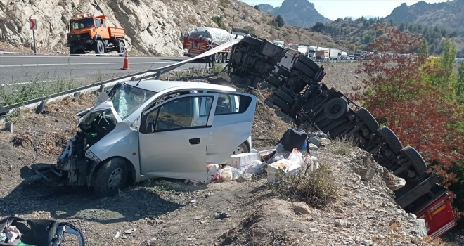 Niğde'de tırla çarpışan otomobilin sürücüsü öldü