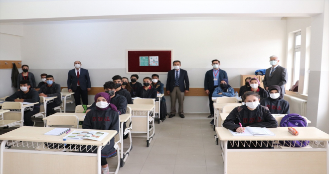 Sivas Milli Eğitim Müdürü Ergüven Aslan, Ulaş'ta öğrenci ve öğretmenlerle bir araya geldi