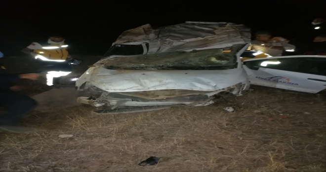 Sivas'ta 30 metrelik şarampole devrilen otomobildeki 2 kişi ağır yaralandı