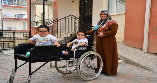 Sivas'ta cam kemik hastası ikizlere özel tekerlekli sandalye üretildi