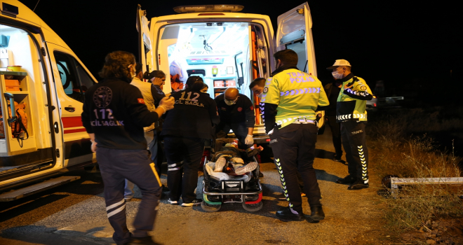 Sivas'ta menfeze düşen otomobildeki 3 kişi yaralandı 