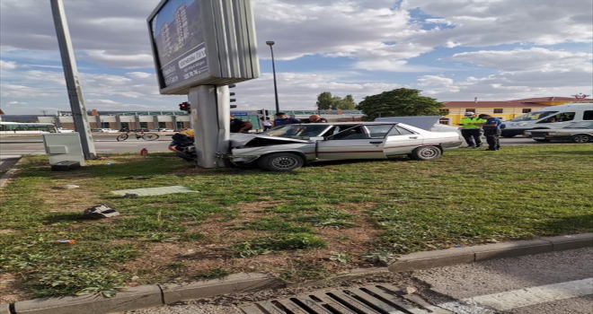 Sivas'ta otomobil reklam panosuna çarptı, 2 kişi yaralandı 