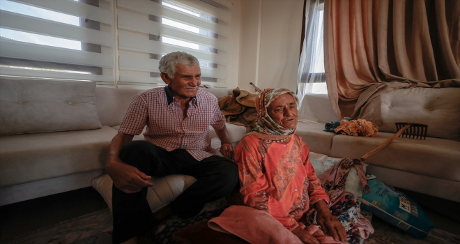 Yangında evini kaybeden yaşlı çift, yeni evinin kapısını AA ekibine açtı