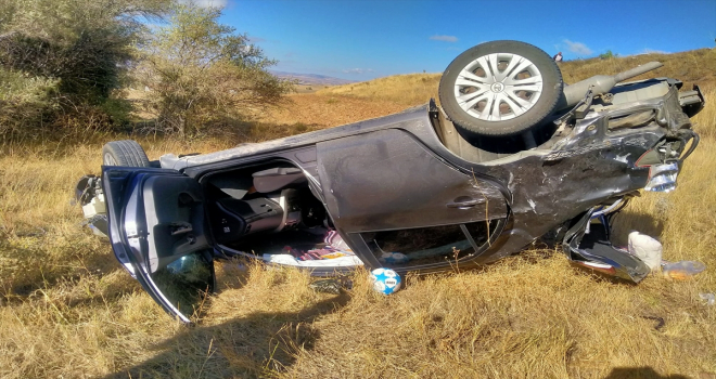 Yozgat'ta devrilen otomobildeki 2 öğretmen yaralandı