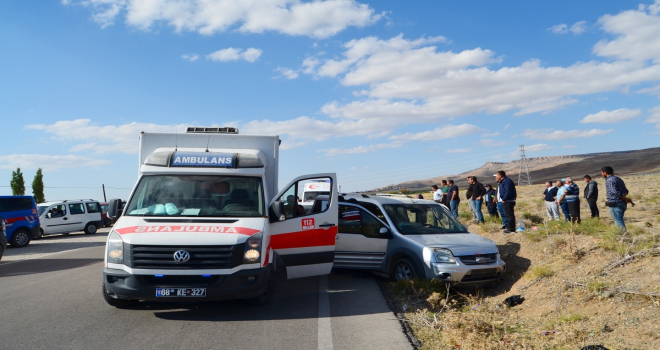 Aksaray'da hafif ticari araç ile otomobilin çarpışması sonucu 6 kişi yaralandı