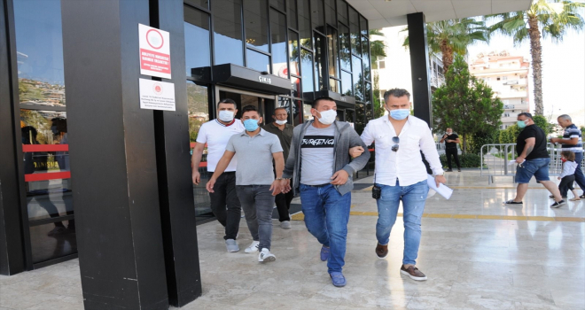 Alanya'da aranan 2 hükümlü yakalandı