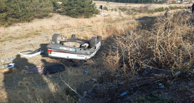 Ankara'da şarampole devrilen otomobilin sürücüsü öldü, 2 kişi yaralandı