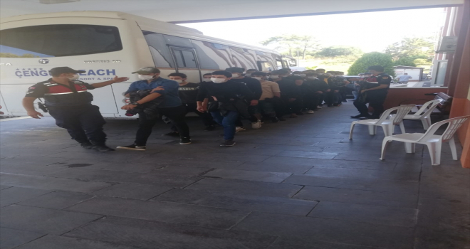Antalya'da 28 düzensiz göçmen yakalandı