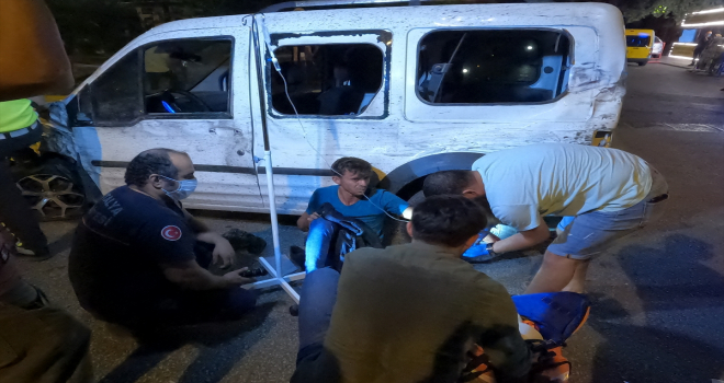 Antalya'da 3 otomobilin karıştığı kazada 4 kişi yaralandı