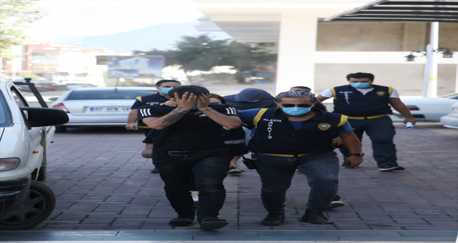 Antalya'da otomobil hırsızlığı yaptıkları belirlenen şüphelilerden 2'si tutuklandı
