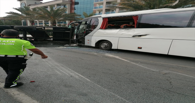 Antalya'da refüje çarparak devrilen tırın sürücüsü yaralandı