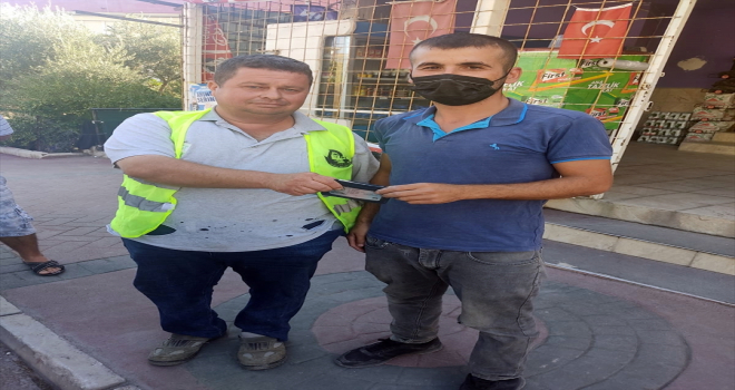 Antalya'da temizlik işçisi bulduğu cüzdanı sahibine ulaştırdı 