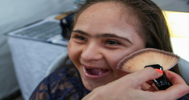 Antalya Kadın Kooperatifleri Festivali'ndeki defilede podyuma çıkan özel bireyler alkış aldı
