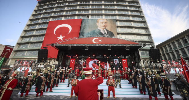 Cumhuriyetin 98'inci yılı Ulus Meydanı'nda konserle kutlandı