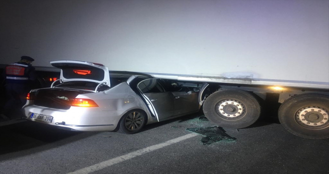 Eskişehir'de otomobille tır çarpıştı, emekli birinci sınıf emniyet müdürü ile oğlu öldü