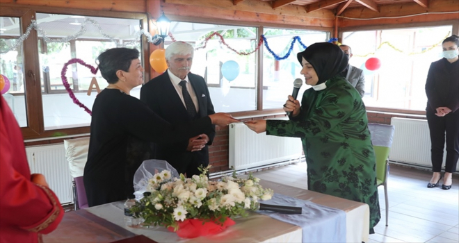Eskişehir Valisi Ayyıldız'ın eşi, huzurevinde kalan çiftin nikah şahidi oldu