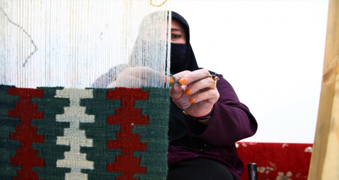 Geleneksel tezgahta dokumacılığı öğrenen kadınlar üretime katkı sunmayı hedefliyor